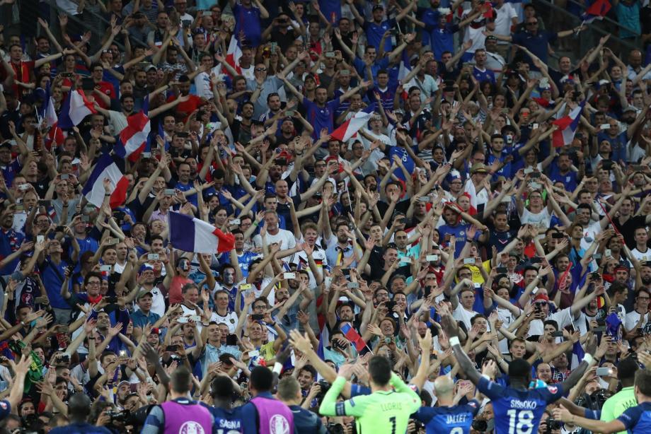 Le clapping géant des Bleus face aux supporters du Vélodrome.