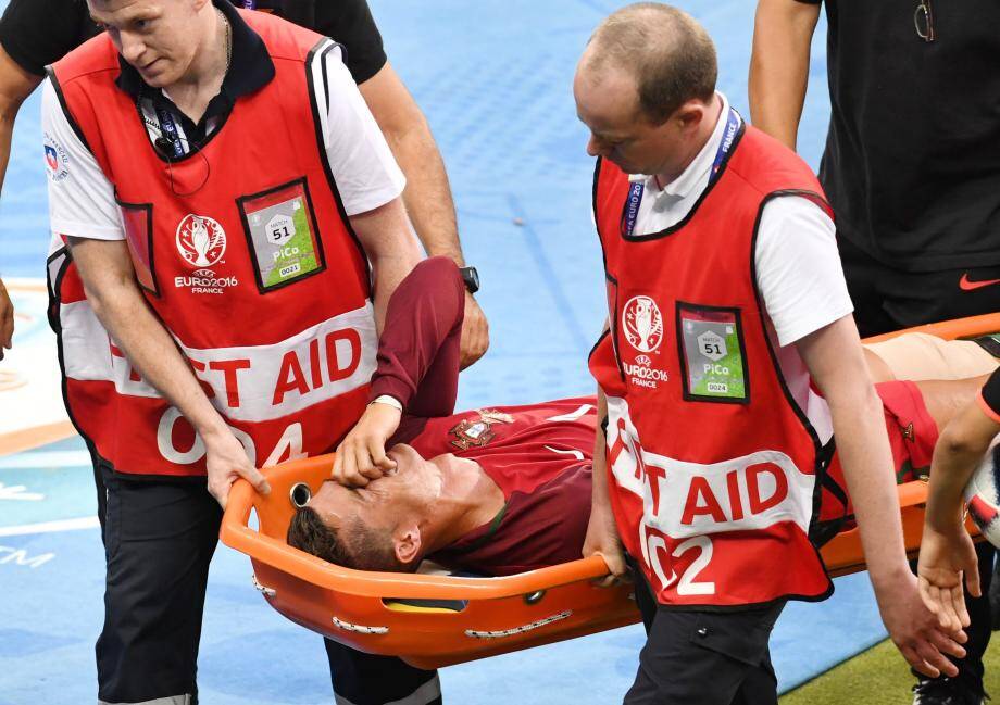 ©Peter Kneffel/DPA/MAXPPP ; Cristiano Ronaldo of Portugal is being carried off the pitch after he received an injury during the UEFA EURO 2016 soccer Final match between Portugal and France at the Stade de France, Saint-Denis, France, 10 July 2016. Photo: Peter Kneffel/dpa (RESTRICTIONS APPLY: For editorial news reporting purposes only. Not used for commercial or marketing purposes without prior written approval of UEFA. Images must appear as still images and must not emulate match action video footage. Photographs published in online publications (whether via the Internet or otherwise) shall have an interval of at least 20 seconds between the posting.)