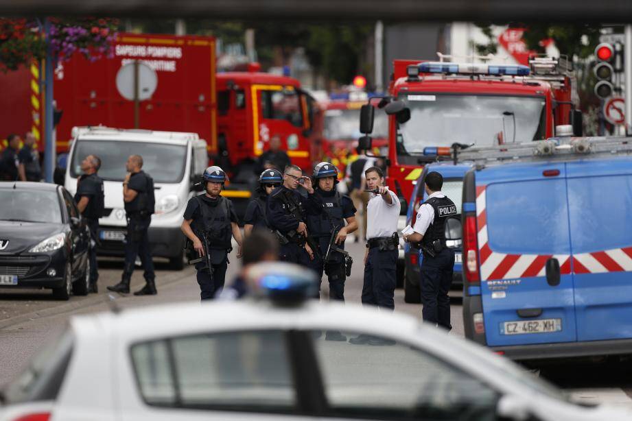 Un prête a été tué et les deux preneurs d'otages abattus, mardi matin à Saint-Etienne-du-Rouvray.