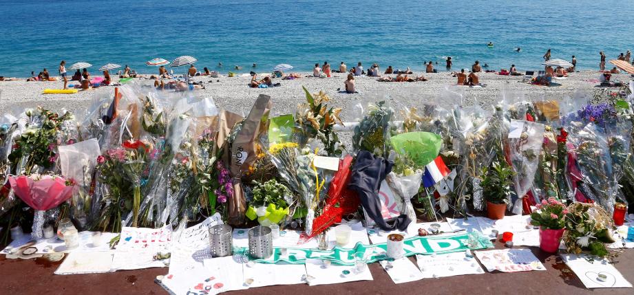 Les hommages aux victimes sur la promenade des Anglais.