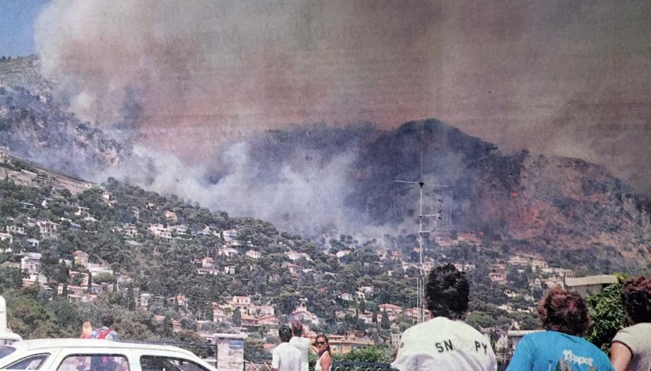 Il est 14 heures lorsqu’un incendie gigantesque encercle le village d’Èze. Très vite, les flammes atteignent La Turbie et Cap-d’Ail… Des milliers d’hectares sont ravagés sous les yeux impuissants des habitants.