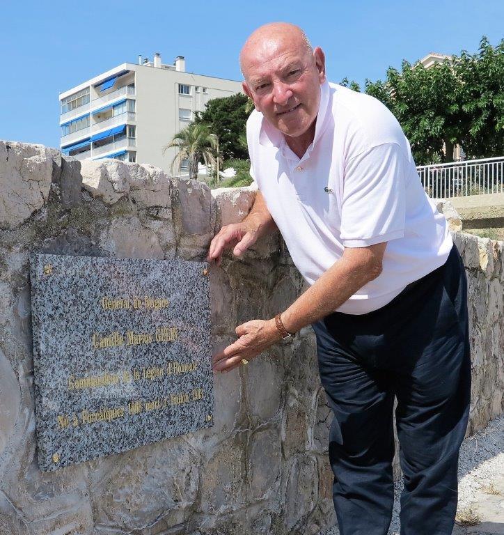 Hier matin, sur le quai du môle ouest du petit port Saint-Louis, Philippe Gelin a apposé la nouvelle plaque «jetée Général-Gelin» à la mémoire de son grand père.	