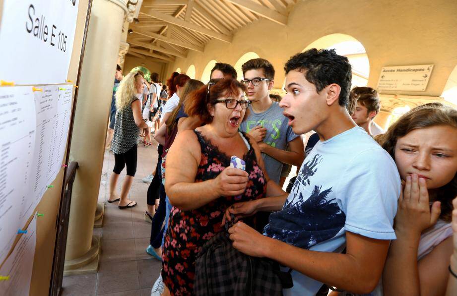 Bousculade devant les panneaux, certains parents laissent échapper leur joie. 	