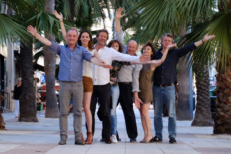 L’équipe du film Parenthèse s’est retrouvée lors de l’avant-première, la semaine dernière à Hyères. De gauche à droite : Bernard Tanguy (le réalisateur), accompagné par les acteurs Anne Serra, Vincent Winterhalter, Sophie Verbeeck, Gilles Gaston-Dreyfus, Dinara Droukarova et Eric Viellard.