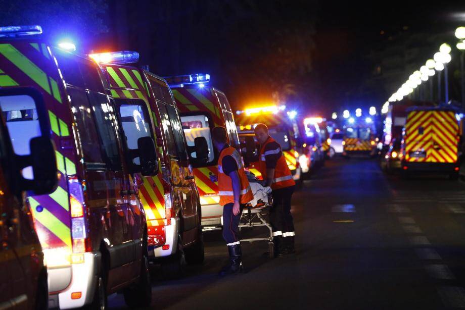 Les secours sur la promenade des Anglais après le dramatique attentat qui a fait au moins 84 morts ce jeudi soir à Nice.