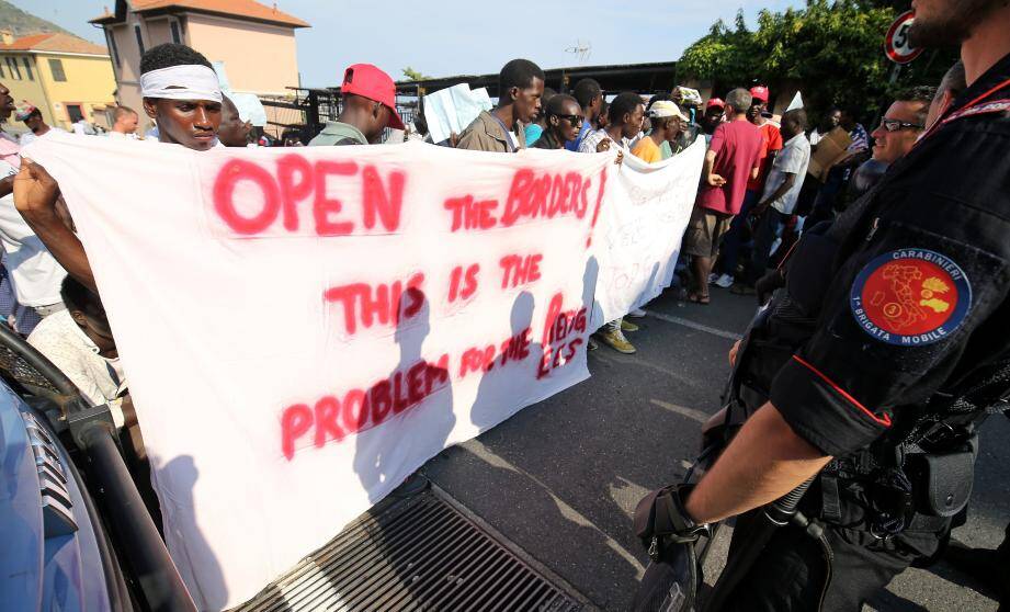 Les migrants qui prenaient la direction de la frontière française ont été bloqués par un important dispositif policier italien