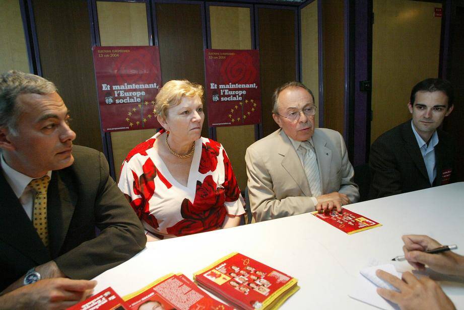 Michel Rocard en juin 2004, lors d'un meeting à Nice pour les élections européennes, à la permanence PS avec Patrick Allemand, Michelle Matringe et Yann Librati