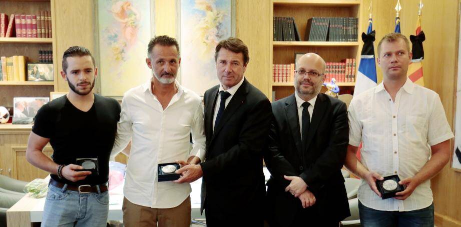 Gwenaël, Franck et Alexandre, les trois héros du 14-Juillet, ont reçu la médaille de la ville de Nice.
