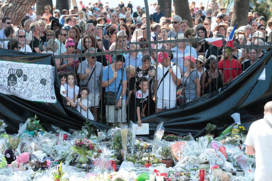 Lors du recueillement à Nice, lundi.