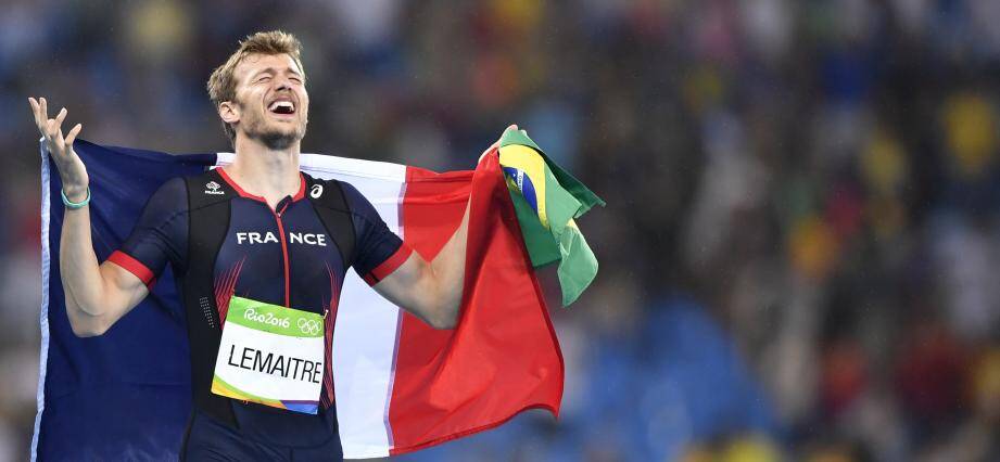 France's Christophe Lemaitre celebrates after he took the third place in the Men's 200m Final during the athletics event at the Rio 2016 Olympic Games at the Olympic Stadium in Rio de Janeiro on August 18, 2016.  / AFP PHOTO / Fabrice COFFRINI