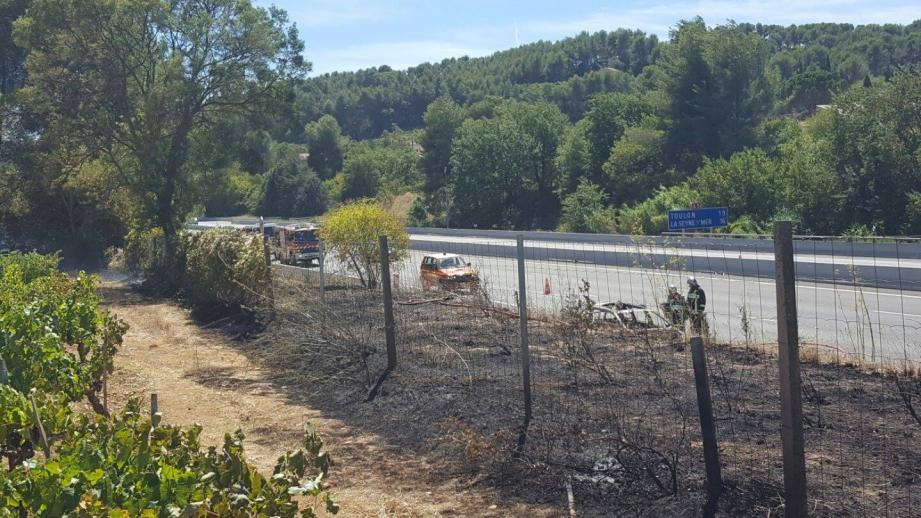 Les flammes, attisées par un vent qui soufflait en rafale, ont léché les clôtures des terrains d’habitations proches de l’autoroute.