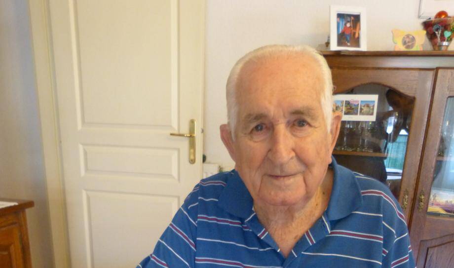 Jules Castellan, retraité Mottois de 92 ans, plongé dans ses souvenirs de résistance. Il sera présent aujourd'hui au 72e anniversaire du Débarquement à La Motte. 