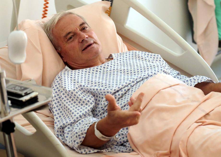 Gaetano dans son lit d'hôpital, hier à l'hôpital Pasteur 2. Il porte au poignet droit le bracelet qui indique son arrivée, le 15 juillet à 1 h 10 du matin. 