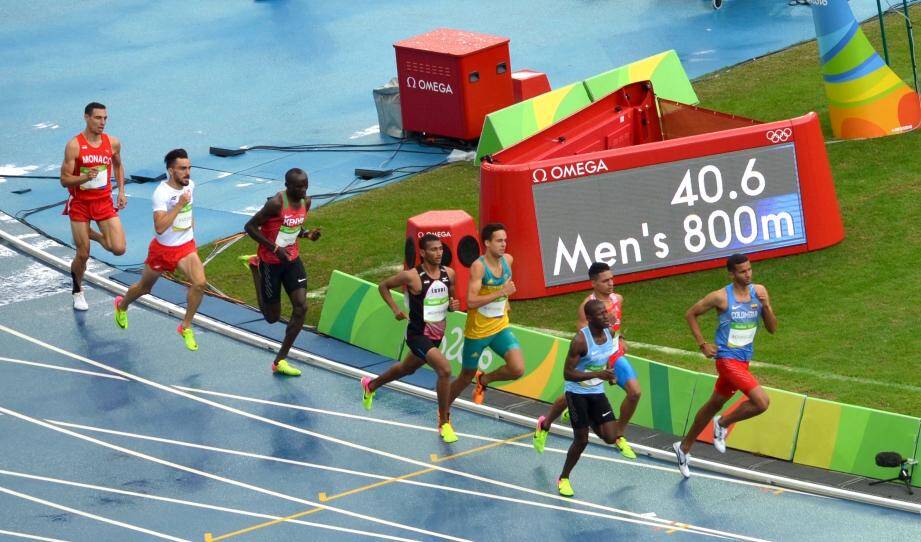 Brice Etes (en queue de peloton) a couru dans une série relevée sur la piste détrempée du stade olympique João-Havelange de Rio.