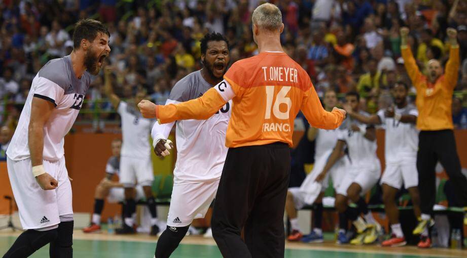 Omeyer, grand bonhomme du match, salué par ses coéquipiers.