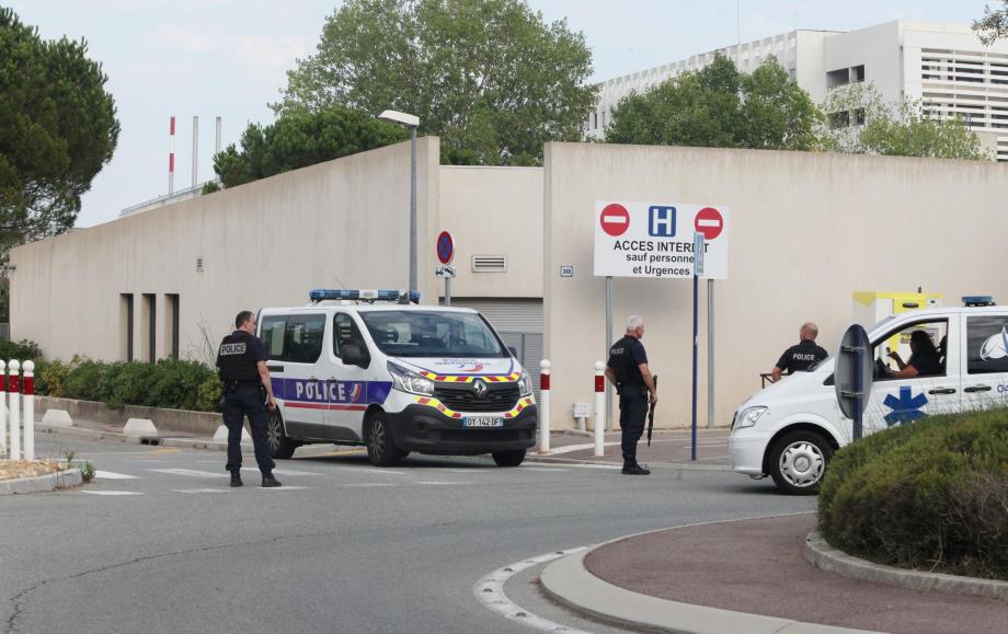 Important dispositif de police, hier aux abords du centre hospitalier intercommunal de Fréjus, dont le hall d'accueil a été le théâtre d'une rixe entre une quinzaine de personnes. Deux hommes ont été grièvement blessés par balles.                                                                                                                                                        