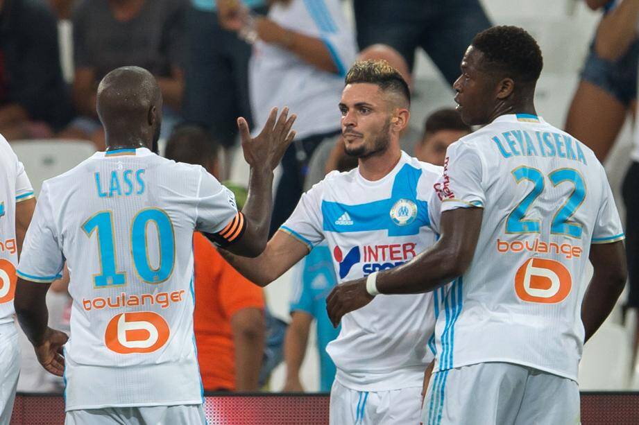 Premier buteur sur coup-franc à la 19e minute, Rémi Cabella, ici félicité par son capitaine Lassana Diarra et Leya Iseka, a lancé l'OM sur la voie de son premier succès en L1 hier soir face à Lorient.