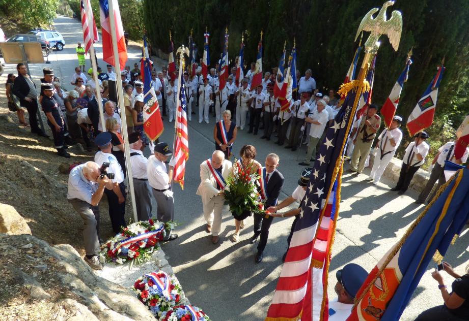 Lors de l'hommage rendu hier route du col de Vence : les victimes françaises et américaines d'août 1944 ne sont pas oubliées.