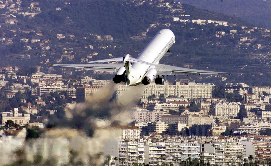 Ce survol à basse altitude rappelle étrangement celui d'un gros porteur saoudien qui avait rasé le col de Villefranche en août 1999 au moment de son approche est-ouest de l'aéroport Nice-Côte d'Azur.