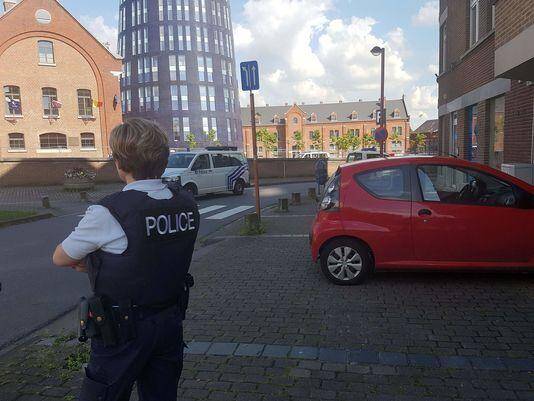 L’assaillant a pénétré dans une zone protégée instaurée devant l’hôtel de police de Charleroi.