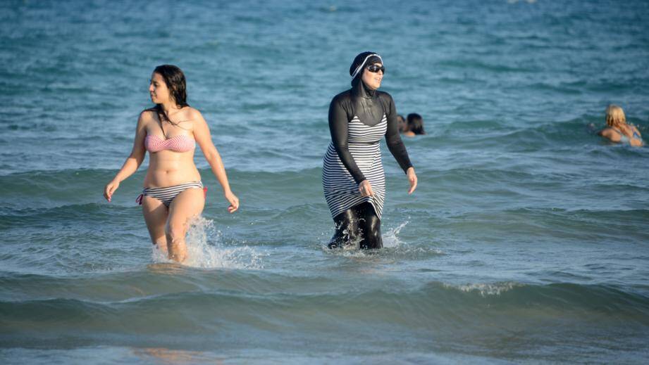 Un femme se baignant en burkini.