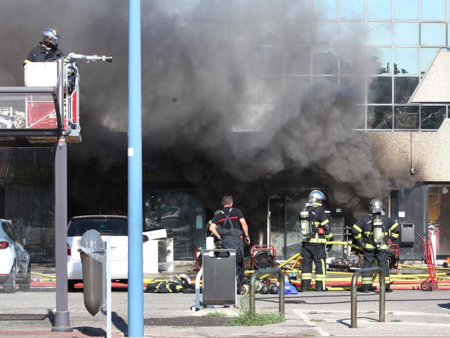 Le magasin Babali ravagé par les flammes.