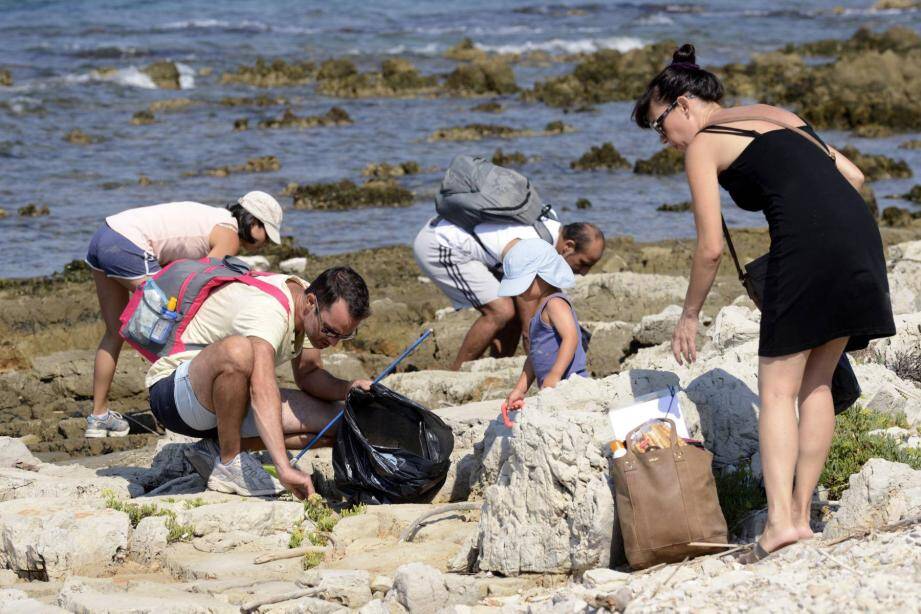 Parmi les actions, le nettoyage des rivages de l'île.