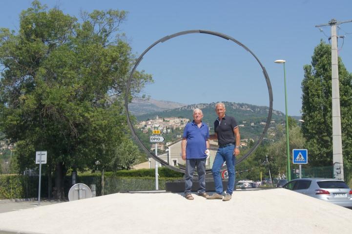Bruno Romeda (ici en compagnie de Thierry Occelli, le maire) a offert une oeuvre à la ville d'Opio.