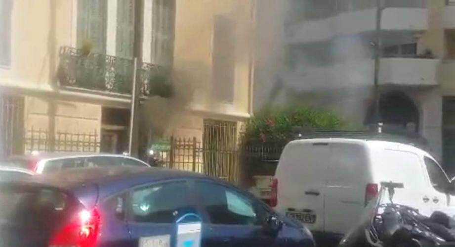 Le cabinet d'un kinésithérapeute, situé rue de France à Nice, a été totalement ravagé par les flammes ce mardi midi.