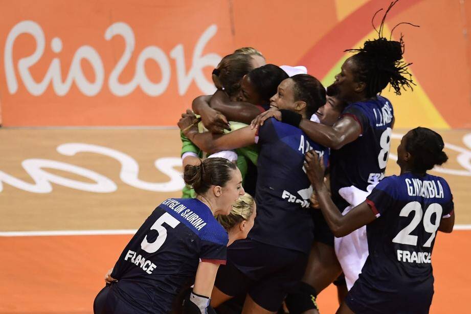 Les joueuses françaises célèbrent leur victoire en demi-finale du tournoi olympique.