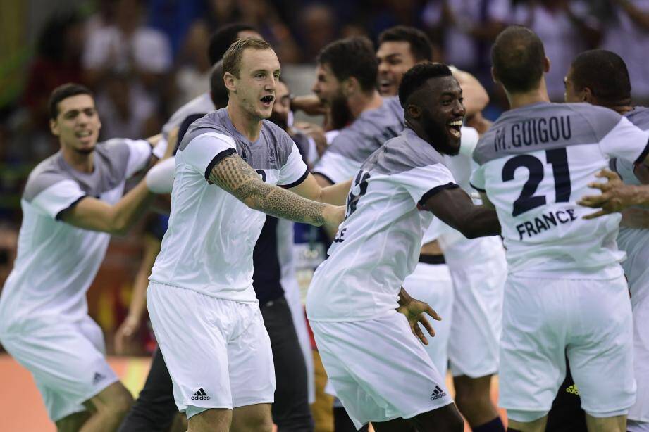 Les joueurs français célèbrent leur victoire contre l'Allemagne à la dernière seconde.