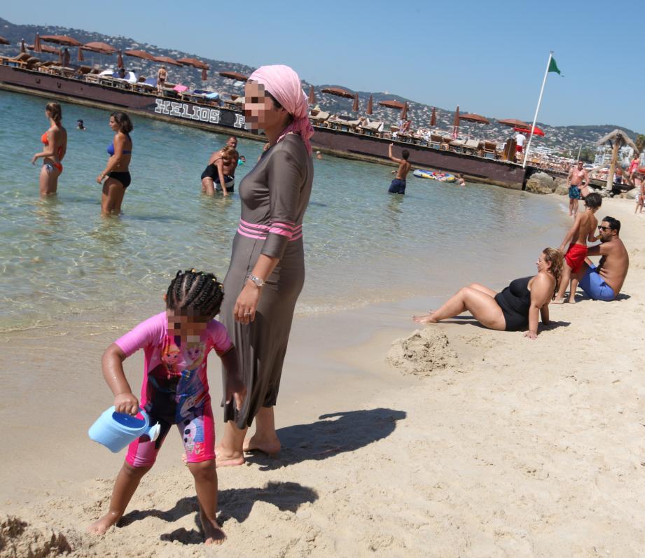 La baignade avec une tenue couvrante à connotation religieuse, comme ici il y a quelques jours sur une plage d’Antibes, est passible dans certaines communes d’un PV de 38 euros.