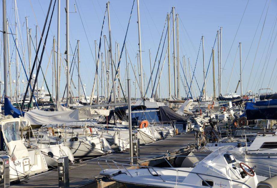 L’homme a tenté de suivre un groupe d’amis sur un bateau amarré au vieux port de Cannes sur ce ponton avant de s’en prendre à eux physiquement.	