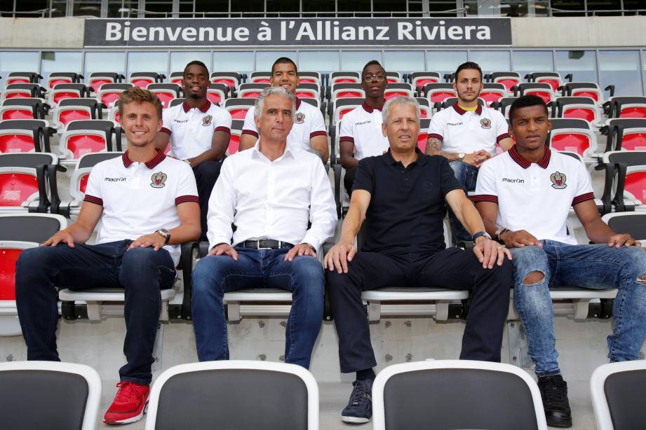 Le président Rivère et l'entraîneur Favre, entourés des nouvelles recrues de l'OGC Nice.