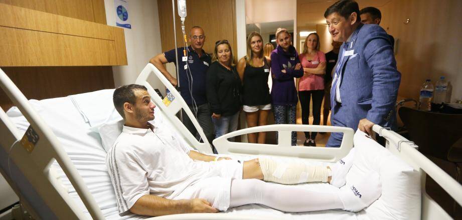 Le gymnaste francais Samir Ait-Said, victime d'une double fracture du tibia-perone a la jambe gauche lors de l'epreuve du saut aux Jeux Olympiques de Rio, a ete opere a l'hopital Vitoria de Barra a Rio de Janeiro et a reçu la visite de Patrick Kanner, ministre des Sports de France.