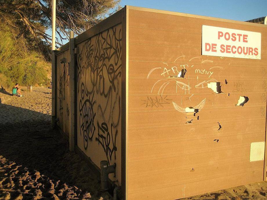 Le poste de secours a été vandalisé et plusieurs tags défigurent le site.