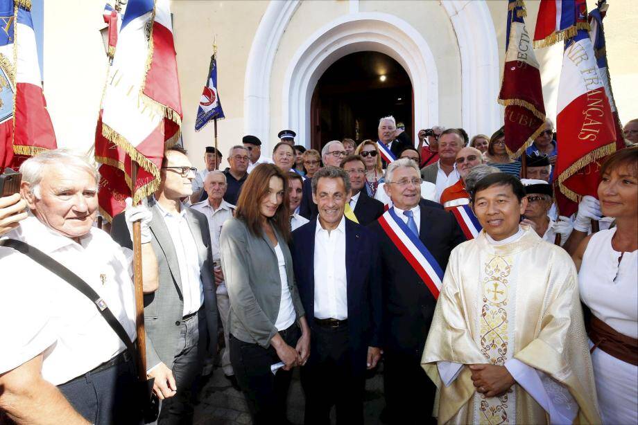 La petite église du Lavandou  a célébré la messe de L'Assomption ce lundi matin, en présence de Nicolas Sarkozy et de Carla Bruni-Sarkozy ainsi que des maires du Lavandou, Bormes-les-mimosas et La Londe.