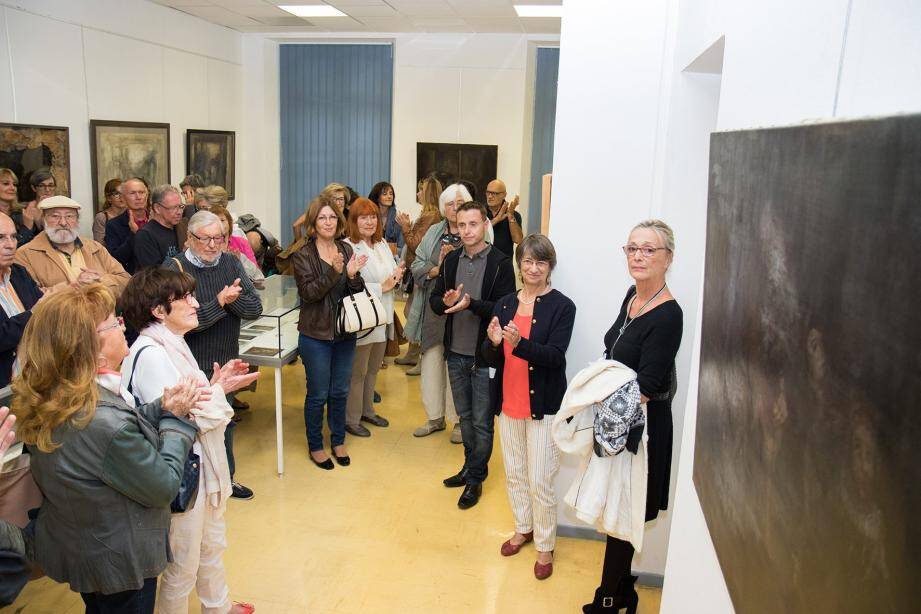 Lors du vernissage présenté par l'élue Danièle Adoux-Copin, en présence de l'épouse de l'artiste (à droite).