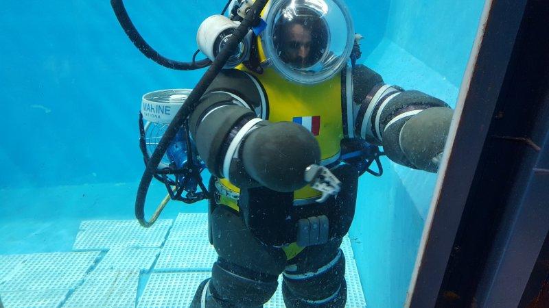 Un plongeur s’entraîne à diriger le Newtsuit, le scaphandre de plongée atmosphérique de la Marine. Un équipement bien éloigné de celui du commandant Cousteau après la Seconde Guerre mondiale. 	