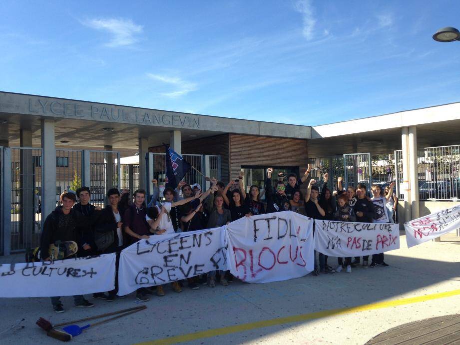 Les lycéens protestent contre la suppression du "pass culture" décidée par la Région