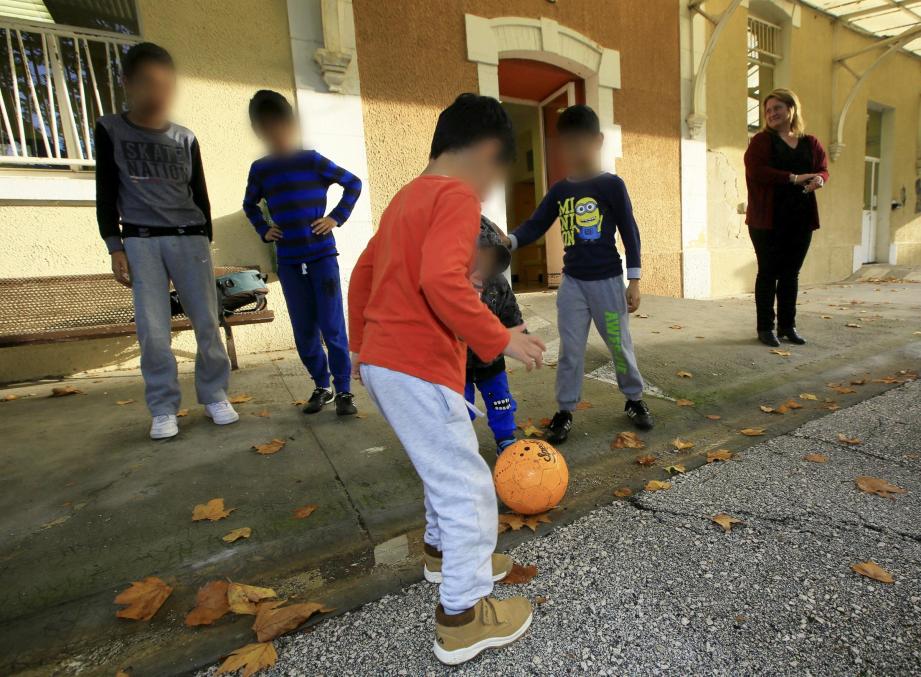 Dans la cour, les enfants jouent au foot. Insouciants?
