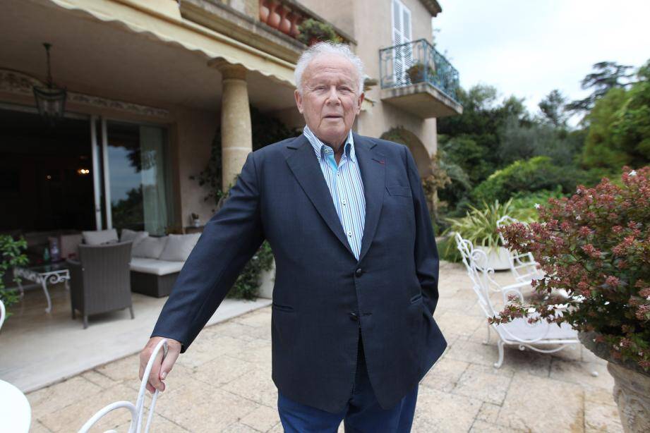 Philippe Bouvard pose devant sa villa de Cannes.