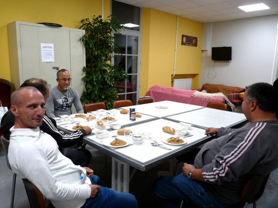 Vendredi soir, à l'ouverture de la saison, ils n'étaient que quatre autour de la table de l'accueil de nuit entièrement rénové. Mais l'accueil de nuit reçoit chaque soir une douzaine d'hommes sans domicile fixe qui restent quelques jours à quelques semaines, puis reprennent la route. Une halte prise en charge par le service du CCAS. 