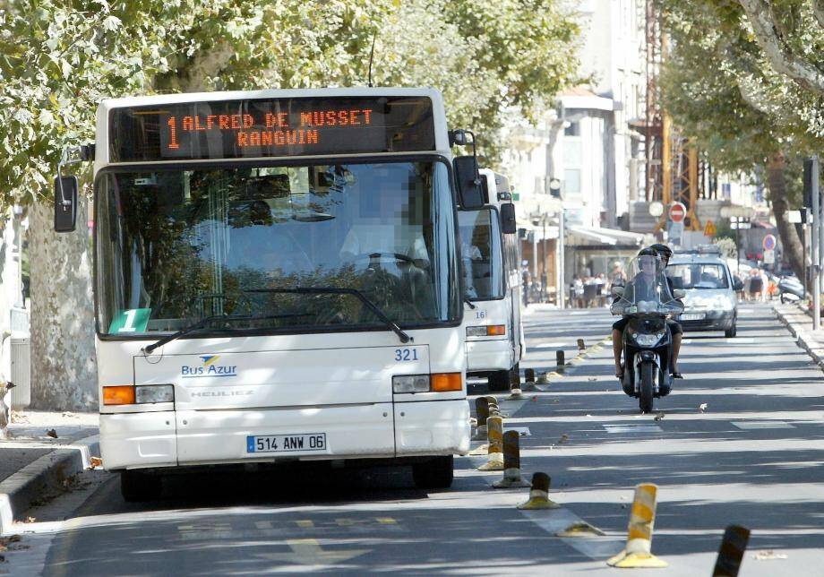 A. M. rencontrait parfois ses futurs clients dans son bus.