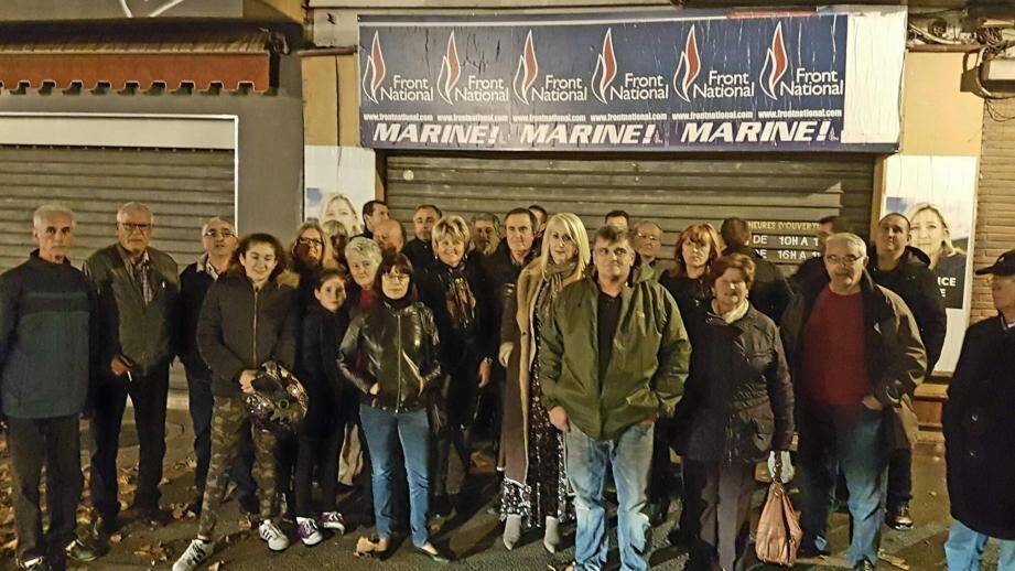 Des militants FN seynois, emmenés par Virginie Sanchez, lundi soir devant le local qui leur est interdit. Et dans lequel est retranché, à l'heure où cette photo a été prise, le secrétaire départemental du parti, Frédéric Boccaletti.