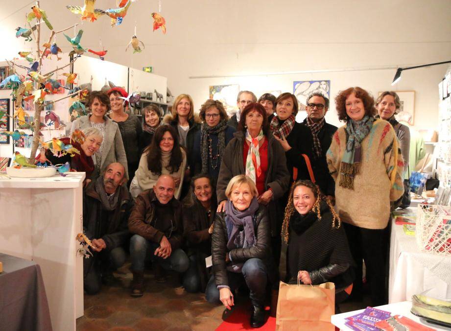 Les artistes réunis le soir du vernissage pour le lancement de leur exposition. 
