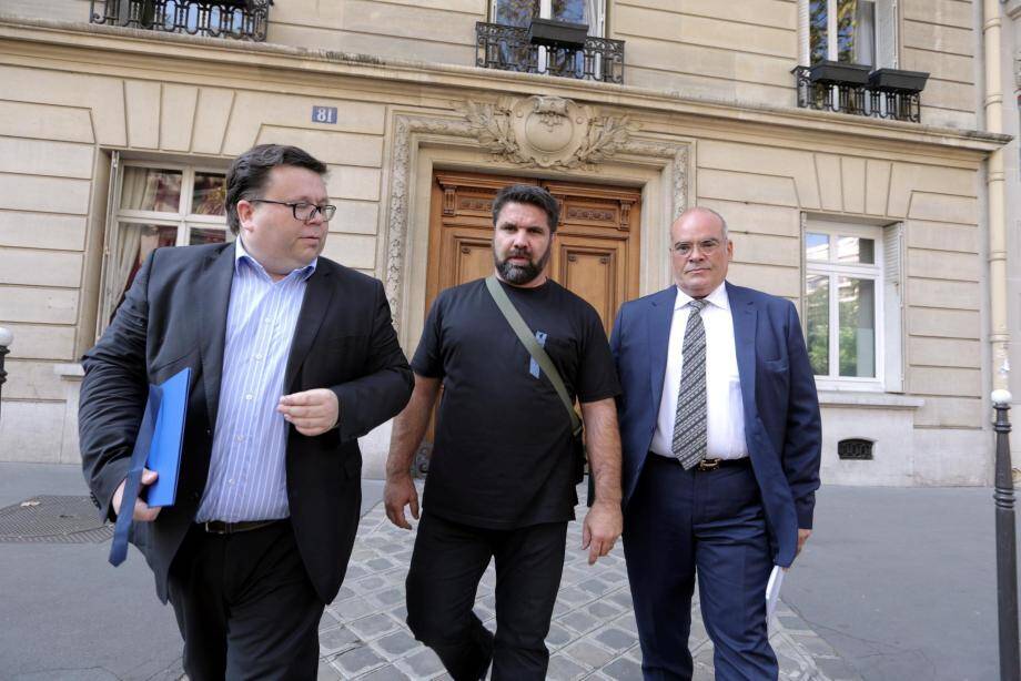 Stéphane Gicquel (Fenvac), hier à Paris, partant pour un rendez-vous avec la secrétaire d'État en charge des victimes. Il est accompagné de Christophe Lyon et de Vincent Delhomel-Desmarets, de l'association «Promenade des Anges : 14 Juillet 2016». 