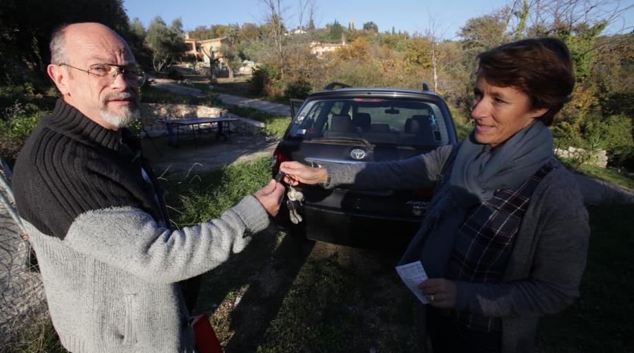 Véronique confie son ancienne voiture à Jean-Pierre, bénévole aux Autos du cœur.