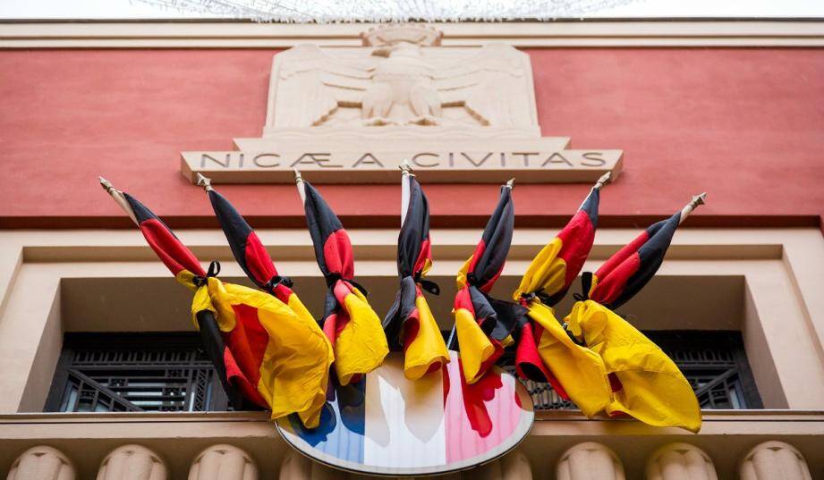 Des drapeaux allemands en berne sur la façade de la mairie de Nice, mardi matin.