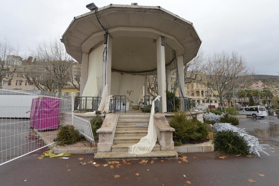 Sous le kiosque du Cours et chez les forains les dégâts sont plus impressionnants que graves.